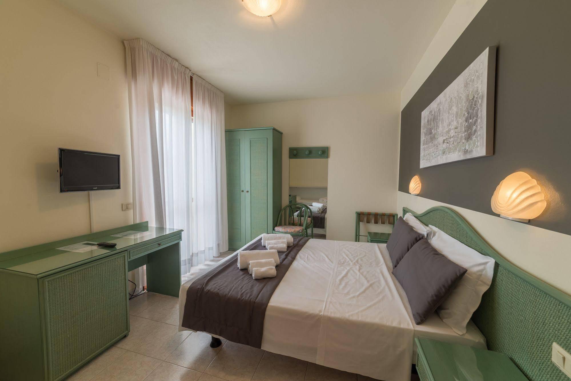Hotel Airone Bibione Buitenkant foto